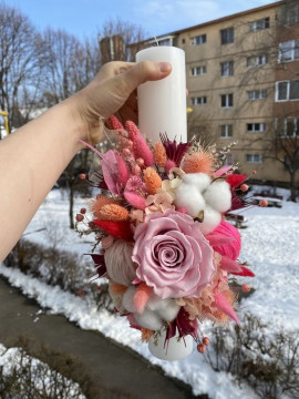 Lumanare de botez cu trandafiri criogenati si flori uscate